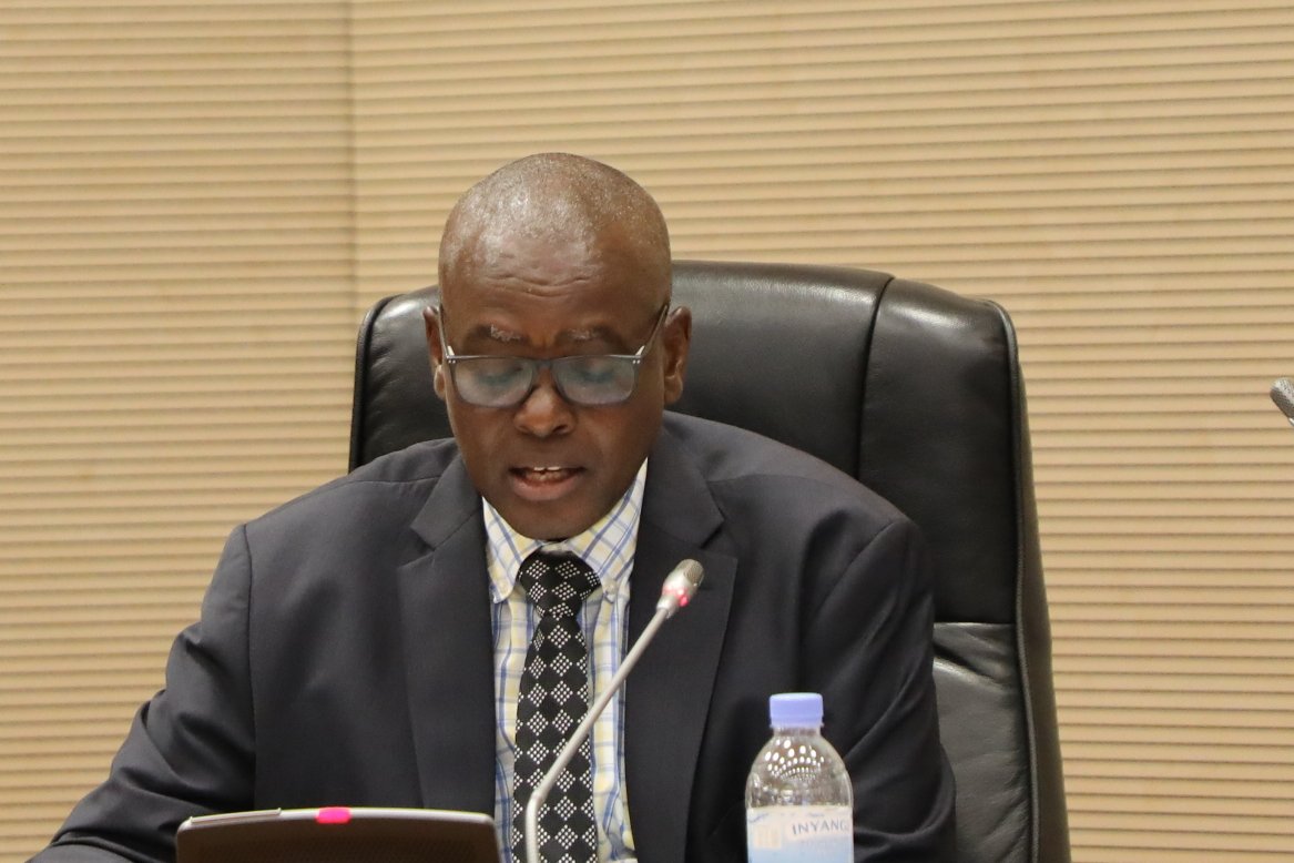 Perezida w’Agateganyo w’Inama y’Abakomiseri muri Komisiyo y’Abakozi ba Leta, Sebagabo Muhire Barnabé ageza raporo ku bagize Inteko Ishinga Amategeko