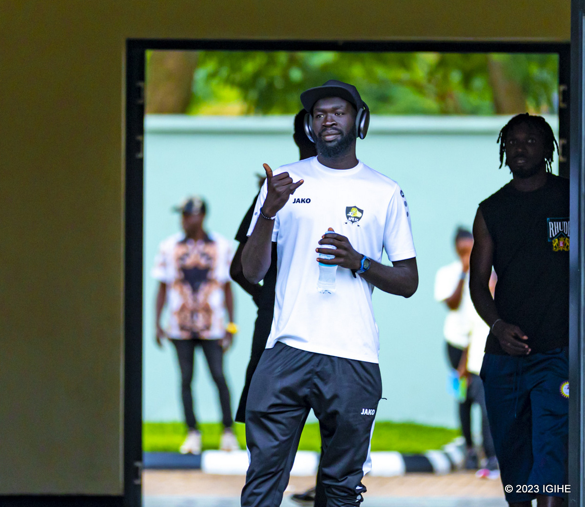 Abakinnyi bakuze muri APR FC nka Shaiboub Ali ntibumvikana n'Umutoza wungirije Karim Kouda kubera gufata imyanzuro ikakaye ku makosa yoroheje bituma badakina bikadindiza umusaruro w'ikipe