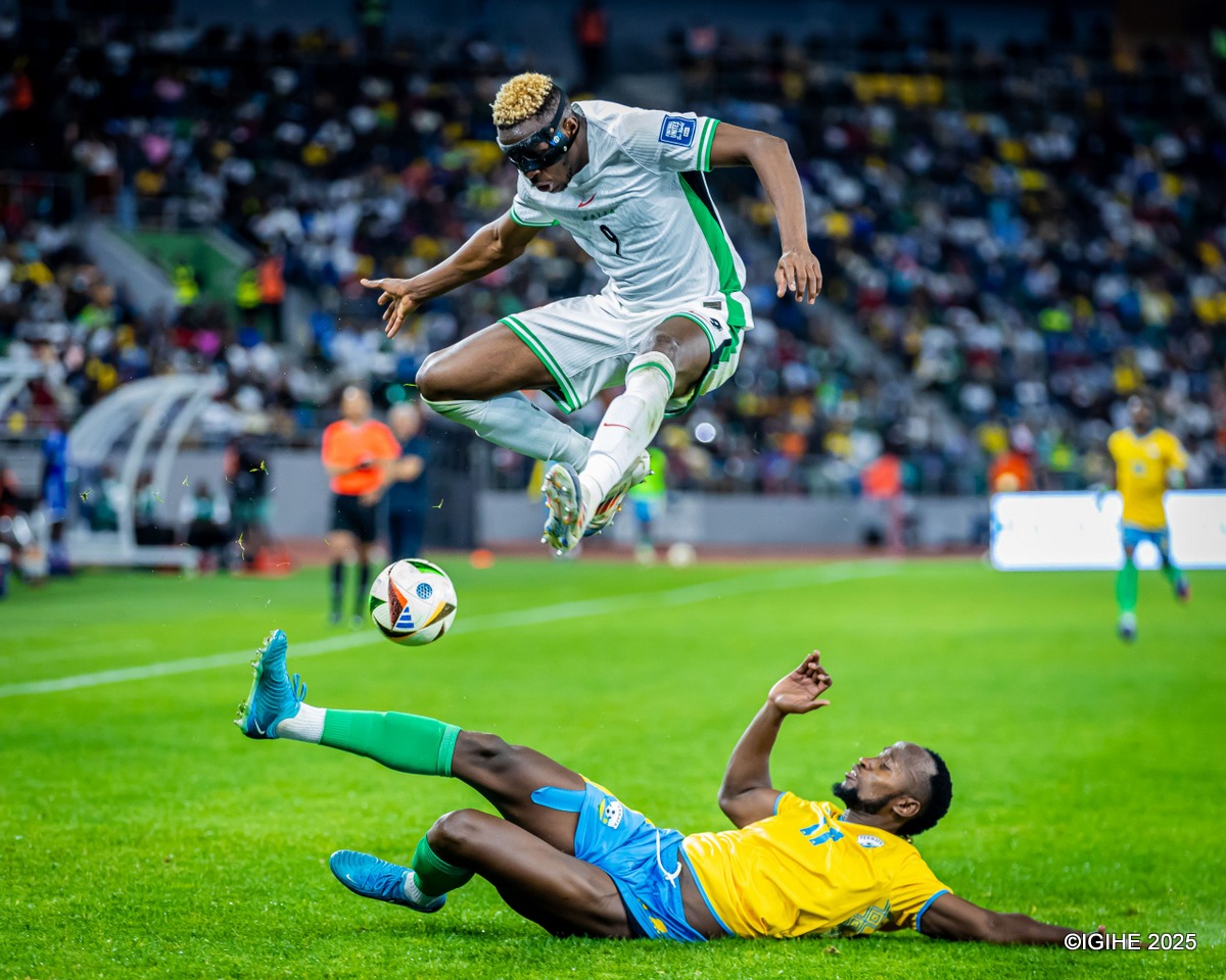 Victor Osimhen yagoye Manzi Thierry mu mukino wo ku wa Gatanu