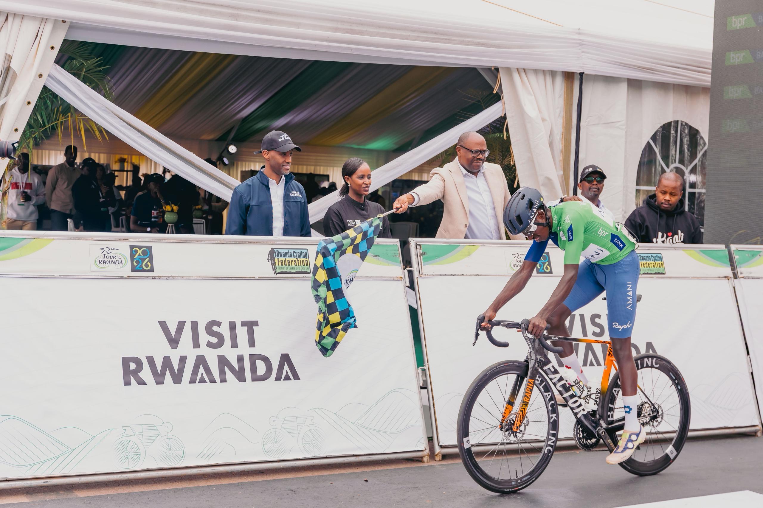Niyonkuru Samuel ari kunyura imbere ya Minisitiri w’Intebe Dr. Nsengiyumva Justin wari umaze gutangiza isiganwa