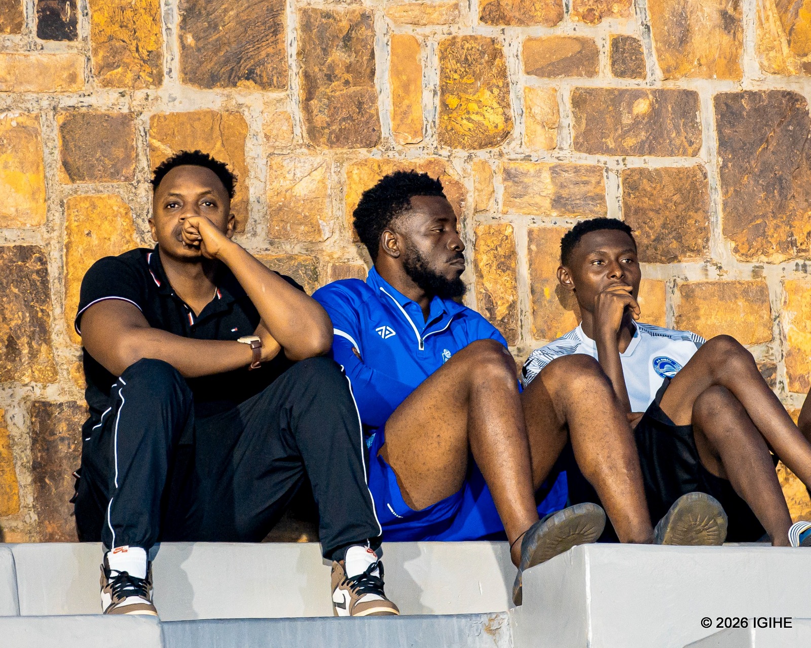 Kwizera Olivier (hagati) ntiyakinnye umukino wa Gorilla FC nyuma yo kugira ikibazo cy'iryinyo mu ijoro ribanziriza umukino