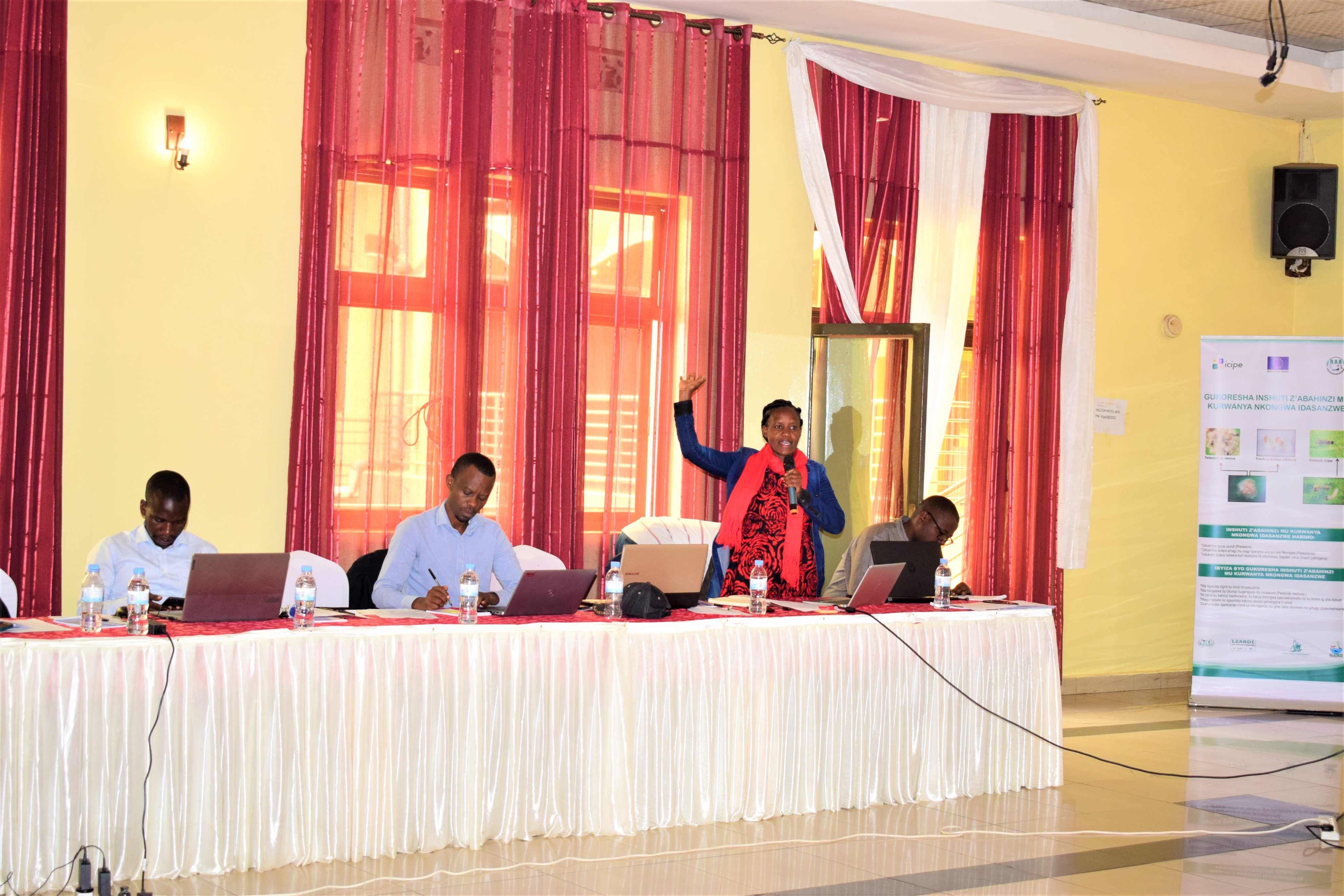 Aba mbere batangiye guhugurirwa kwifashisha utwi dusimba tutona mu kurwanya nkongwa mu mirima