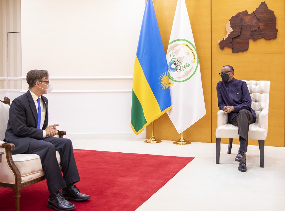 Perezida Paul Kagame yasezeye kuri Ambasaderi Peter Vrooman