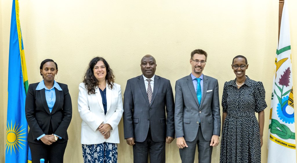 Minisitiri w'Intebe, Dr Ngirente Edouard, Ambasaderi Belén Calvo Uyarra hamwe n'abandi bayobozi nyuma y'ibiganiro
