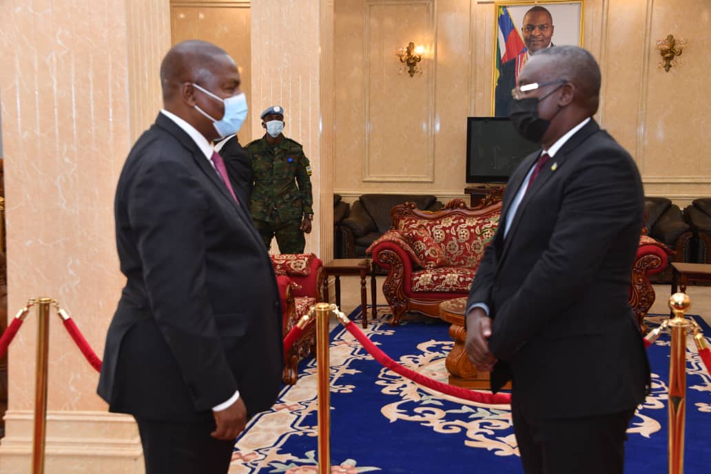 Mutsindashyaka yashyikirije Perezida Touadéra impapuro zimwemerera guhagarira u Rwanda muri Centrafrique