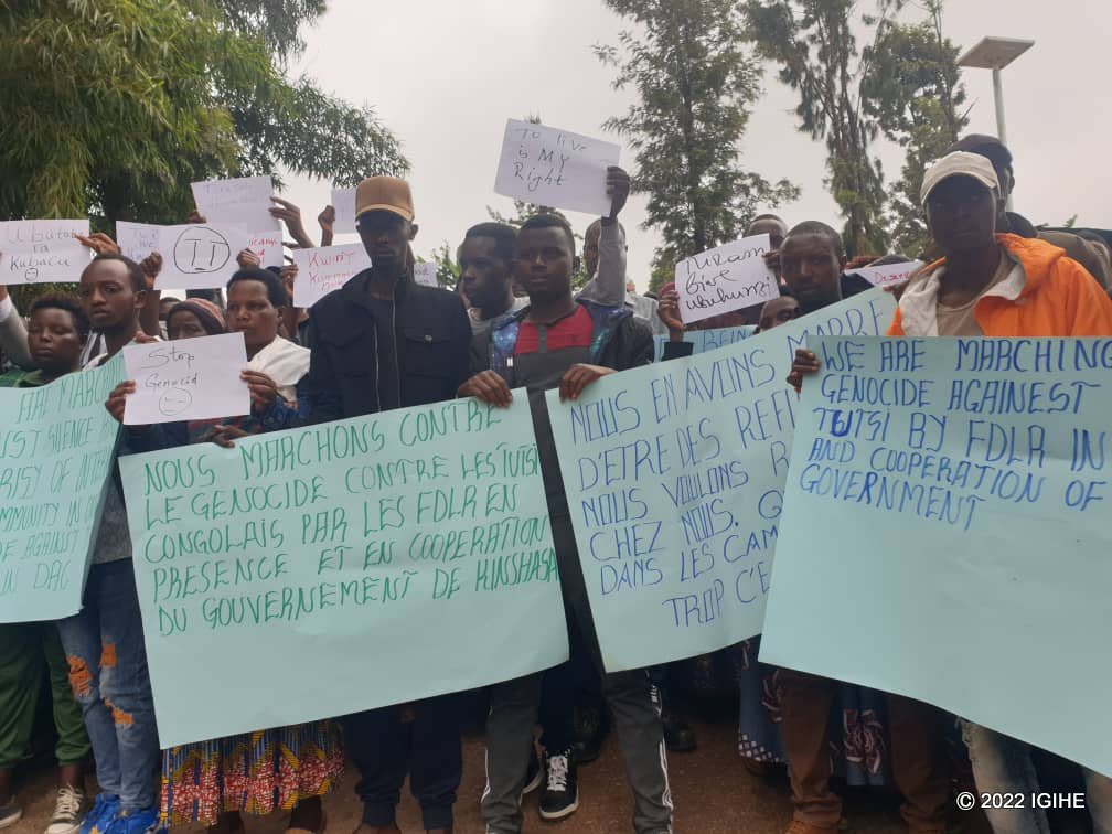 Abigaragambya bitwaje ibyapa byanditseho ubutumwa busaba ko leta ya Congo ibafasha gusubira mu gihugu cyabo no guhagarika ubwicanyi bukorerwa bene wabo b'Abatutsi