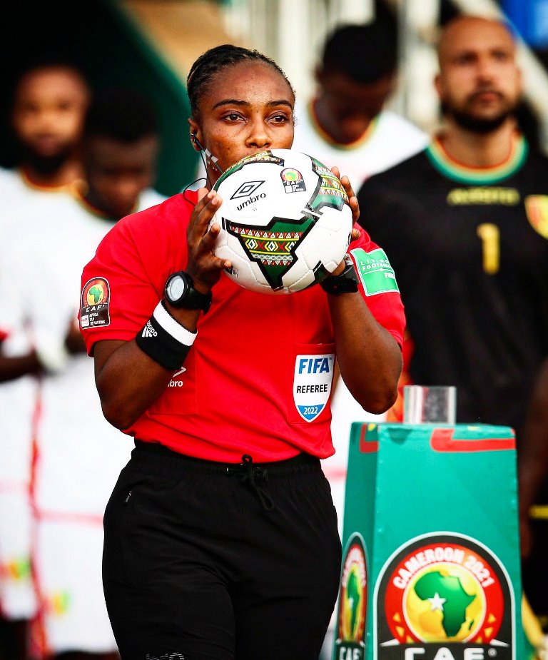 Mukansanga Salima yafashwe n'ikiniga ubwo yasabwaga kugira icyo abwira Abanyarwanda nyuma yo gusifura umukino wa mbere muri CAN y'Abagabo iri kubera muri Cameroun