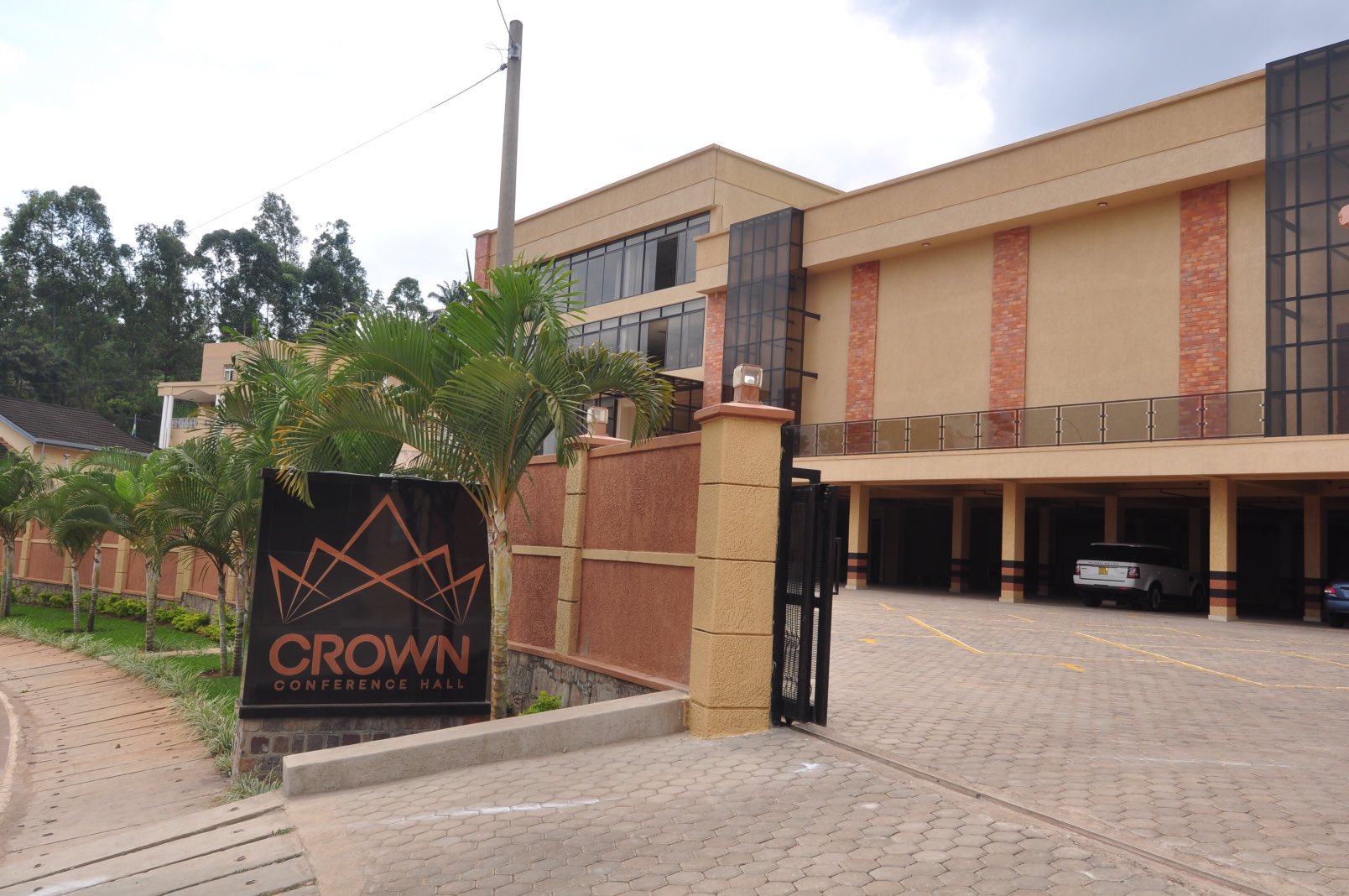 Crown Conference Hall iherereye i Nyarutarama ni imwe mu bikorwa bya Denis Karera