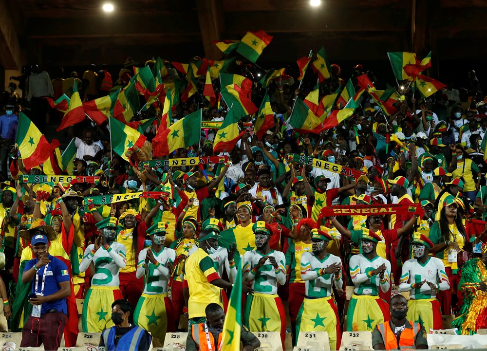 Abanya-Sénégal bari bashyigikiye ikipe yabo kuri Stade Ahmadou Ahidjo