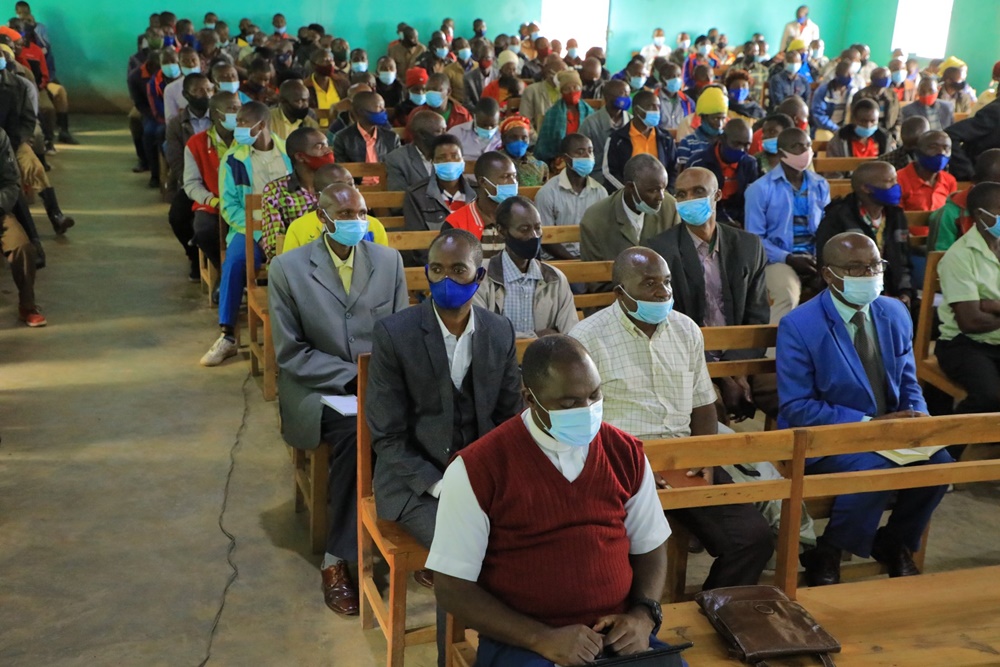 Bamwe mu bitabiriye itangizwa ry'ubukangurambaga kuri mituweli mu Karere ka Rutsiro