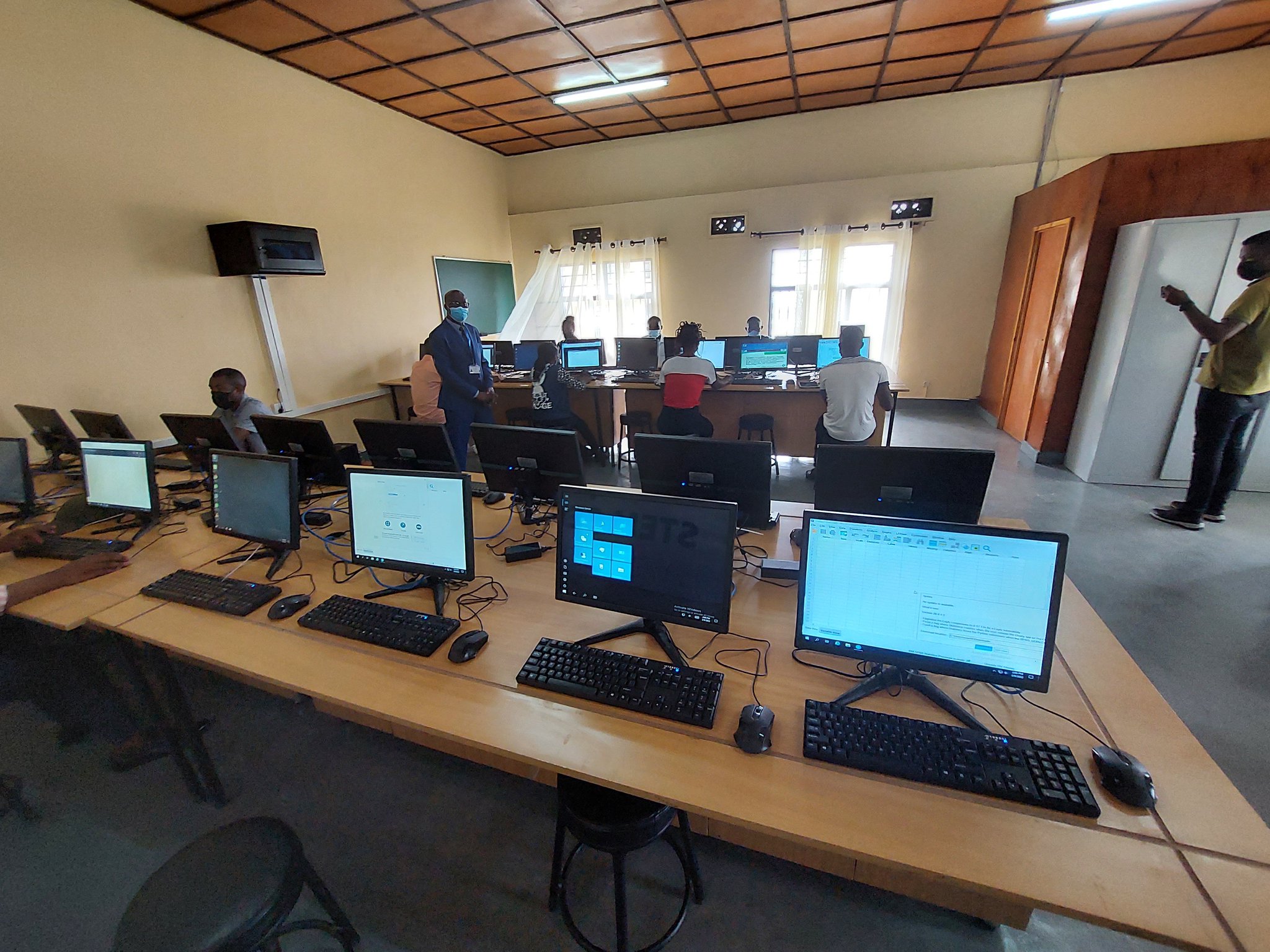 Iki kigo cyashyizwemo ibikoresho birimo mudasobwa na internet yihuta