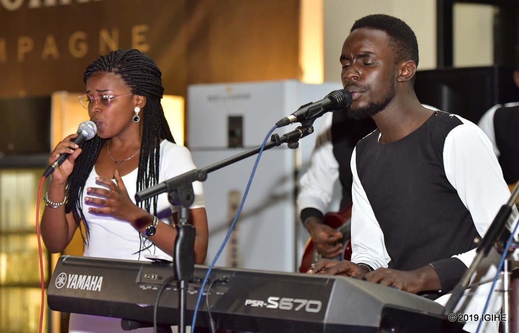 Imanishimwe Delphine na Ngabo Evode bari mu baririmbyi ba Umurage Live Band