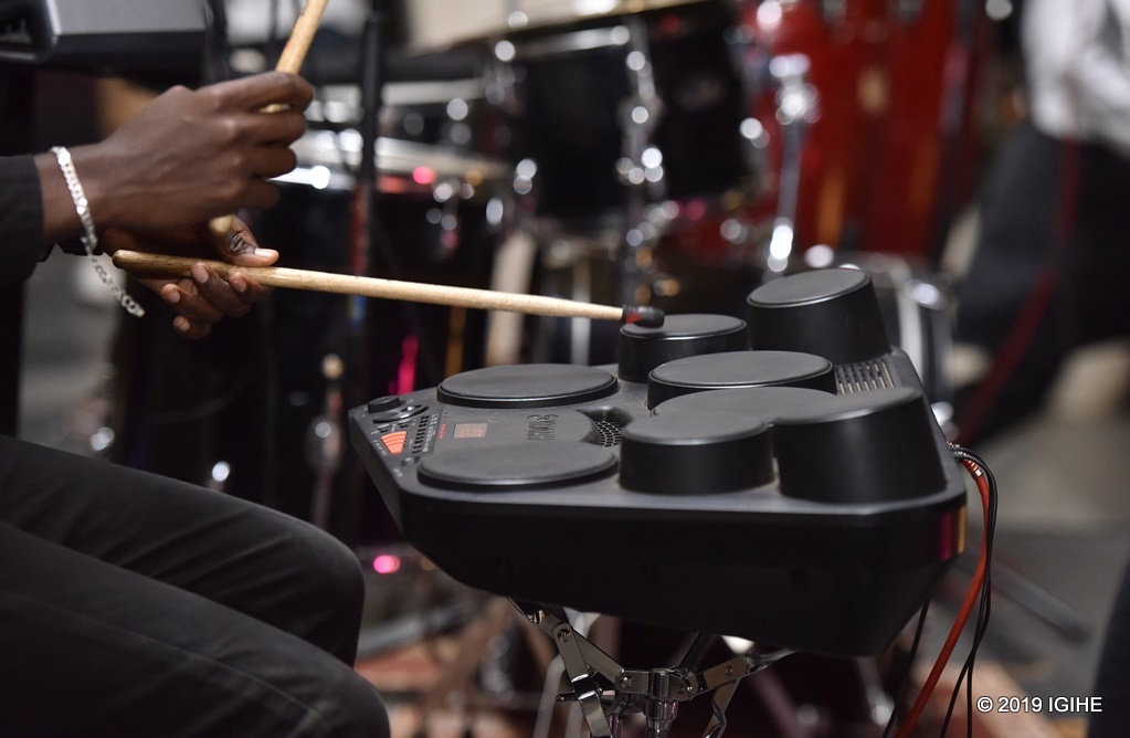 Umucuranzi wa Umurage Live Band yacurangaga ingoma ya electronic