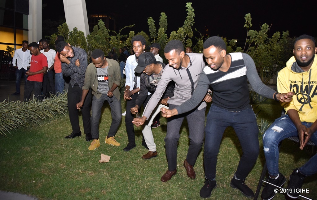 Abakunzi b'umuziki banyuzwe n'imiririmbire ya Umurage Live Band bafatanya kubyina