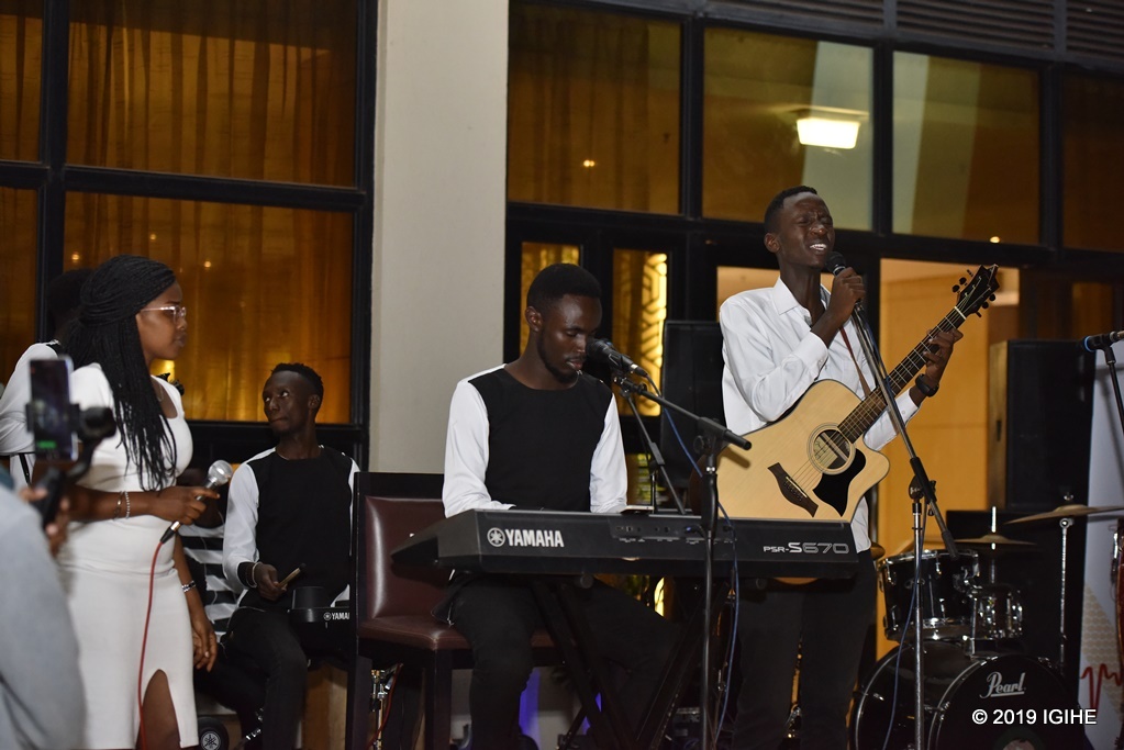 Umurage Live Band yanyuze benshi mu ndirimbo zirimo “Attention” ya Charlie Puth; “Versace on the floor” ya Bruno Mars, “Give in to me” ya Michael Jackson; “Don’t worry be happy” ya Bobby McFerrin na “I feel it coming” ya The Weeknd