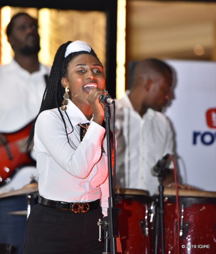 Uyu mukobwa yagaragaje ubuhanga mu kugorora ijwi mu buryo bwizihiye benshi