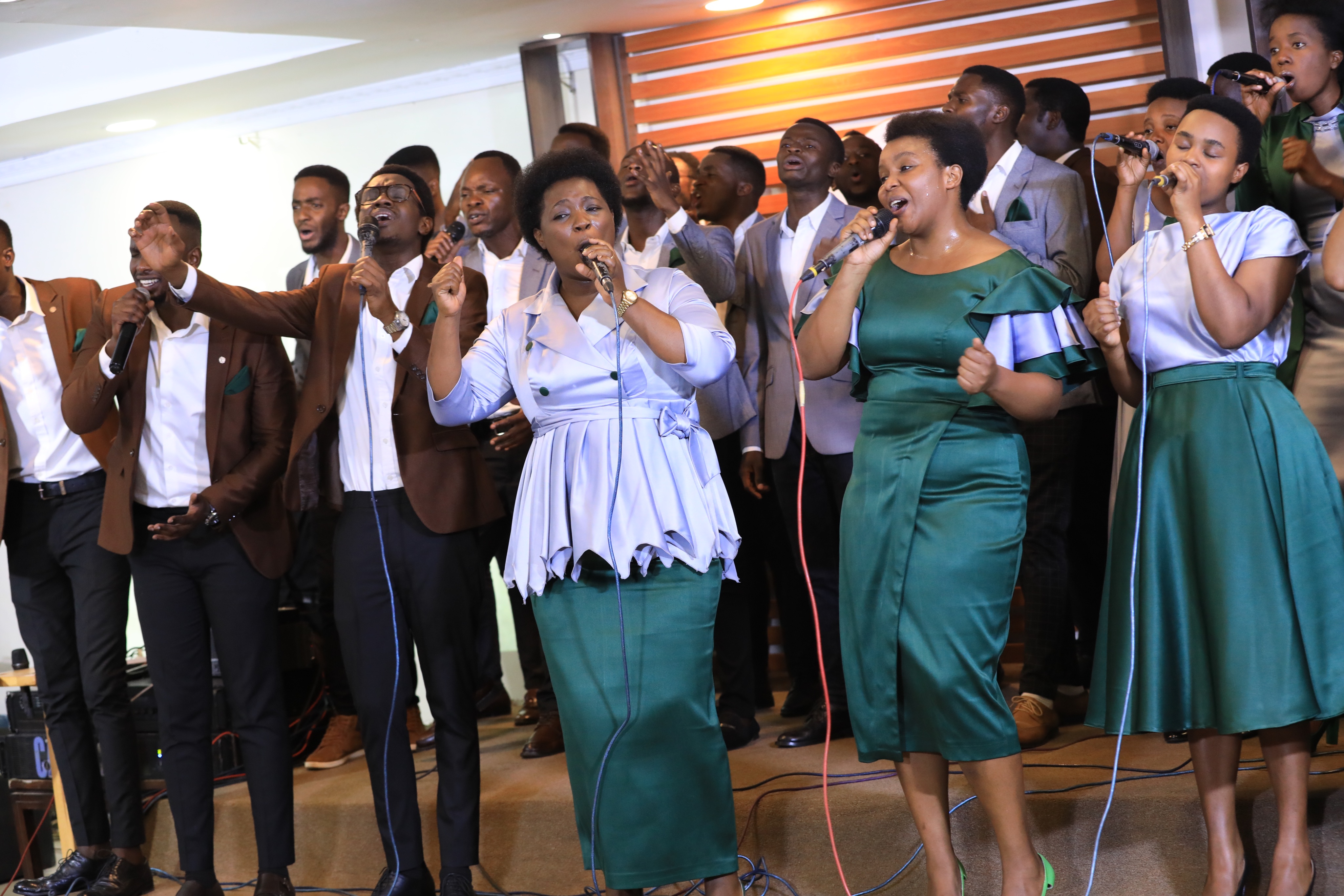 Ntora Worship Team yifatanyije n'abateraniye muri Dove Hotel gusoza umwaka neza
