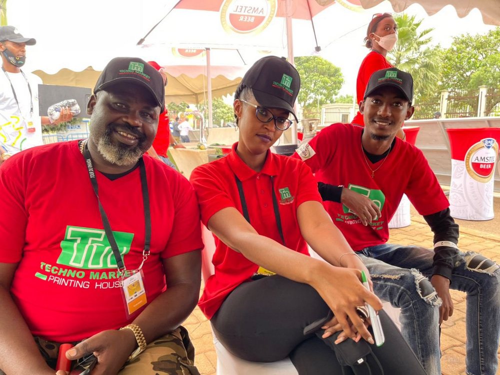Umuyobozi ushinzwe kwamamaza Ibikorwa bya Techno Market, Umuhire Diane, ari kumwe na Clapton Kibonge na Ndimbati
