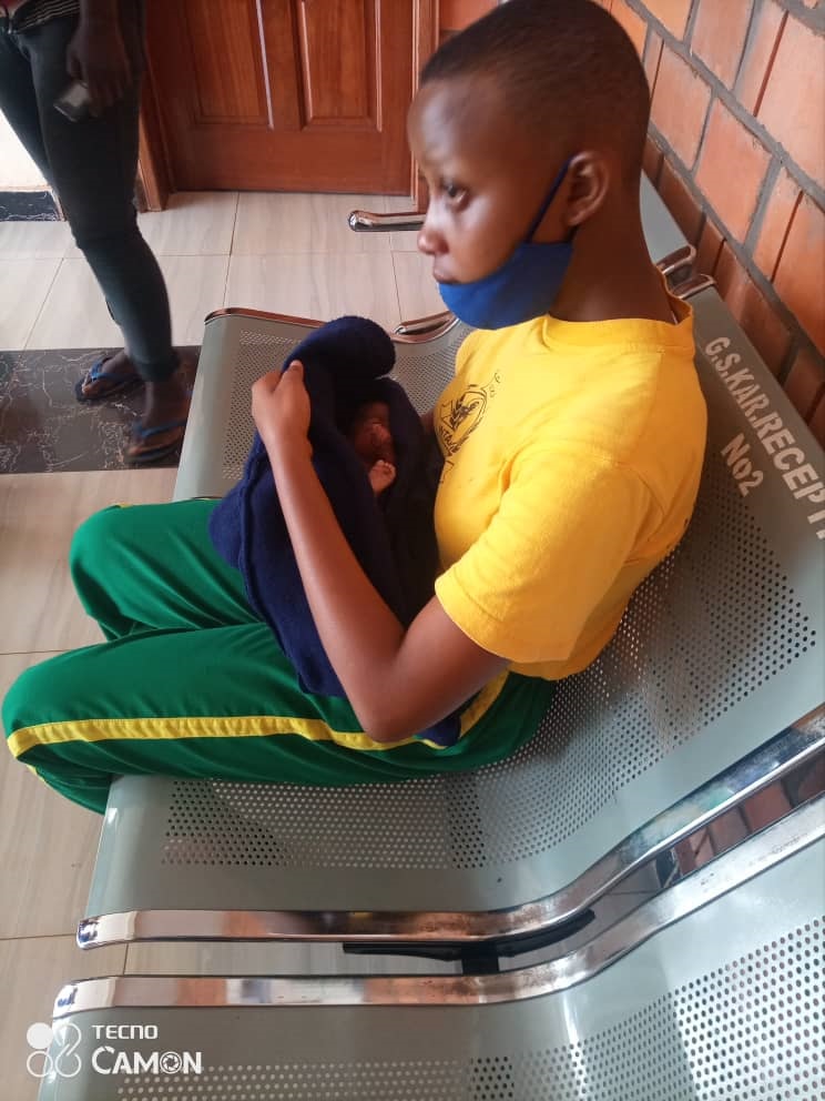 Isimbi ubwo yari ateruye umwana nyuma y'umwanya muto amutoraguye mu miyenzi. Icyo gihe abahisi n'abagenzi bari banyuze kuri urwo ruhinja ariko ntibagira icyo bakora