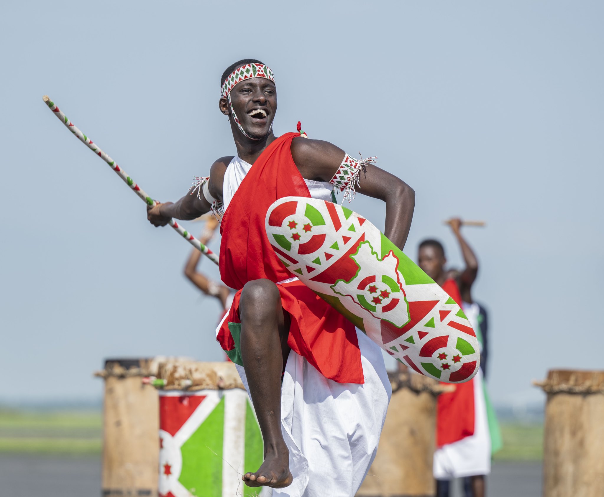 Umwe mu babyinnyi gakondo b'i Burundi yishimira kwakira Perezida Kagame mu gihugu cye