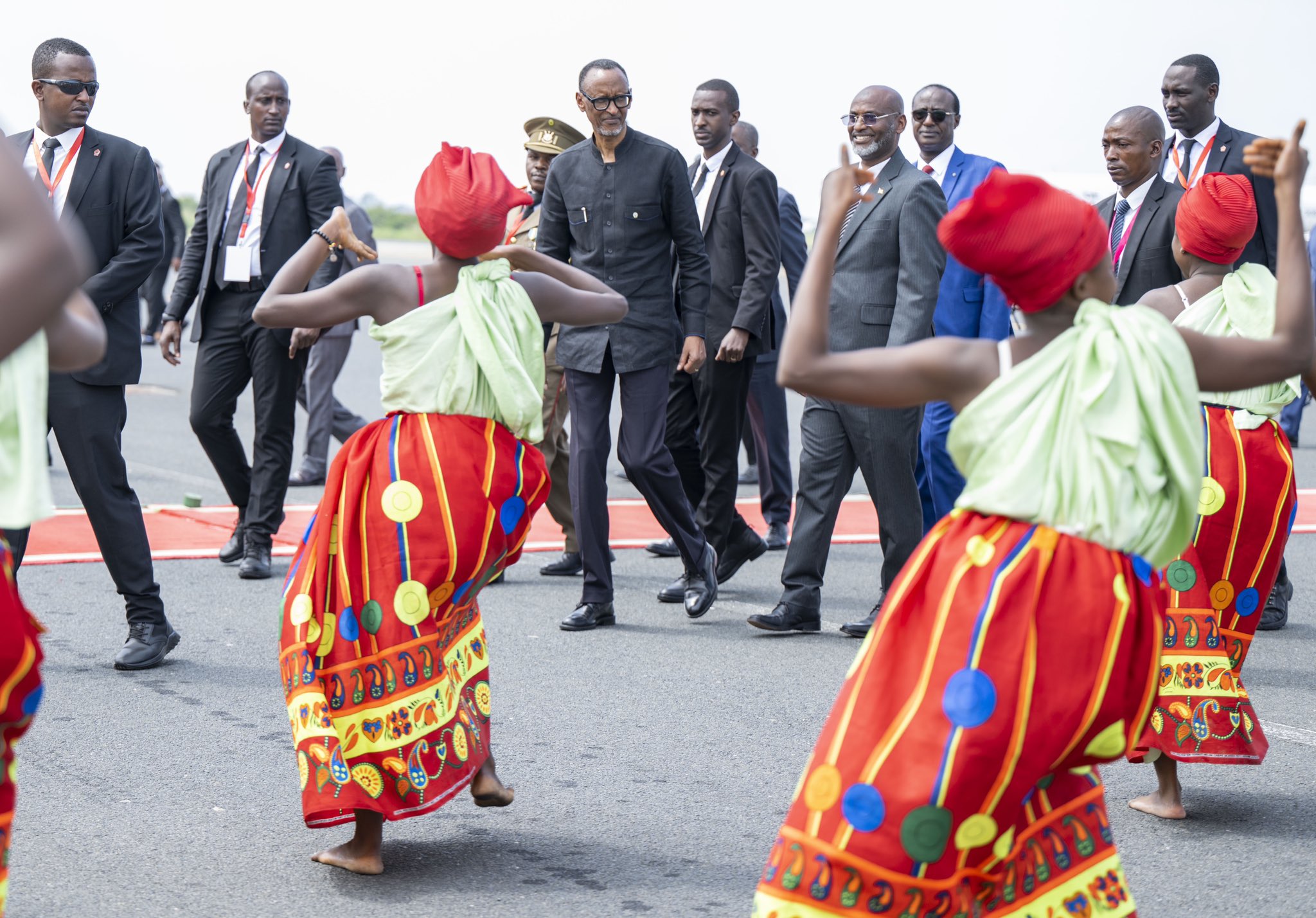 Iri torero ribyina imbyino gakondo z'i Burundi ryataramiye Perezida Kagame ubwo yageraga ku Kibuga cy'Indege i Bujumbura