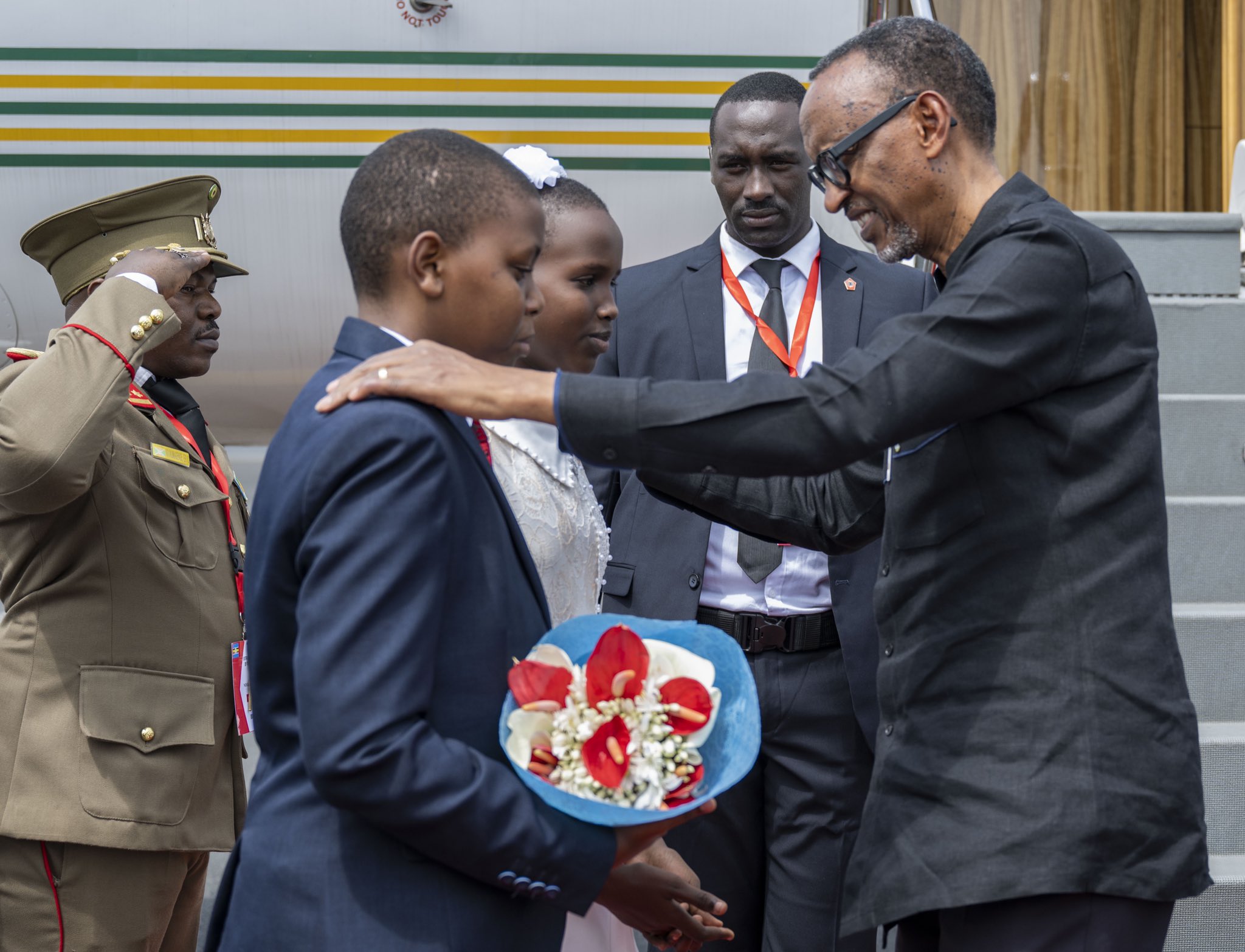 Perezida Kagame ubwo yageraga i Bujumbura yakiranywe urugwiro