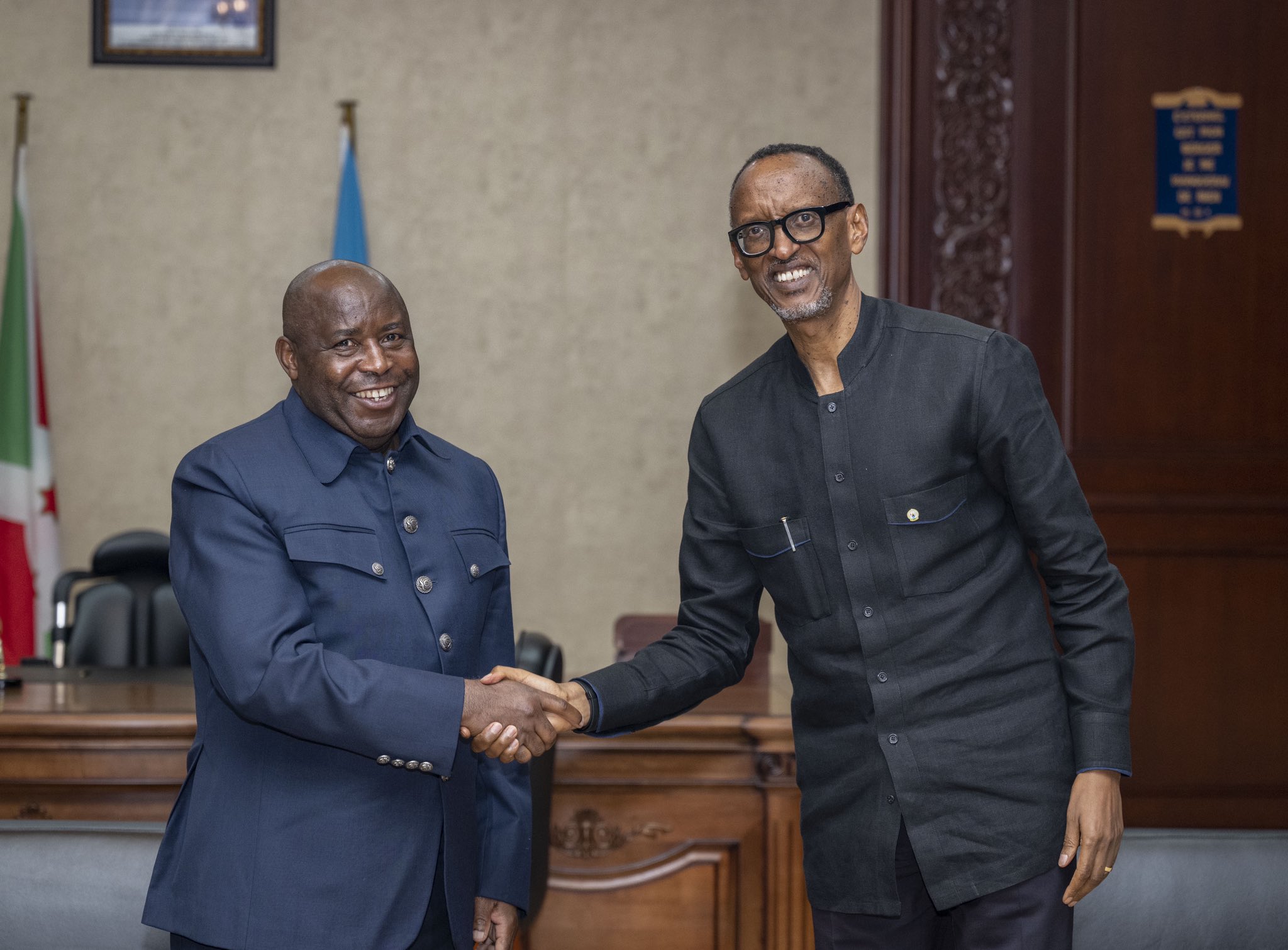 Perezida Evariste Ndayishimiye yakiriye Perezida Kagame mu biro bye