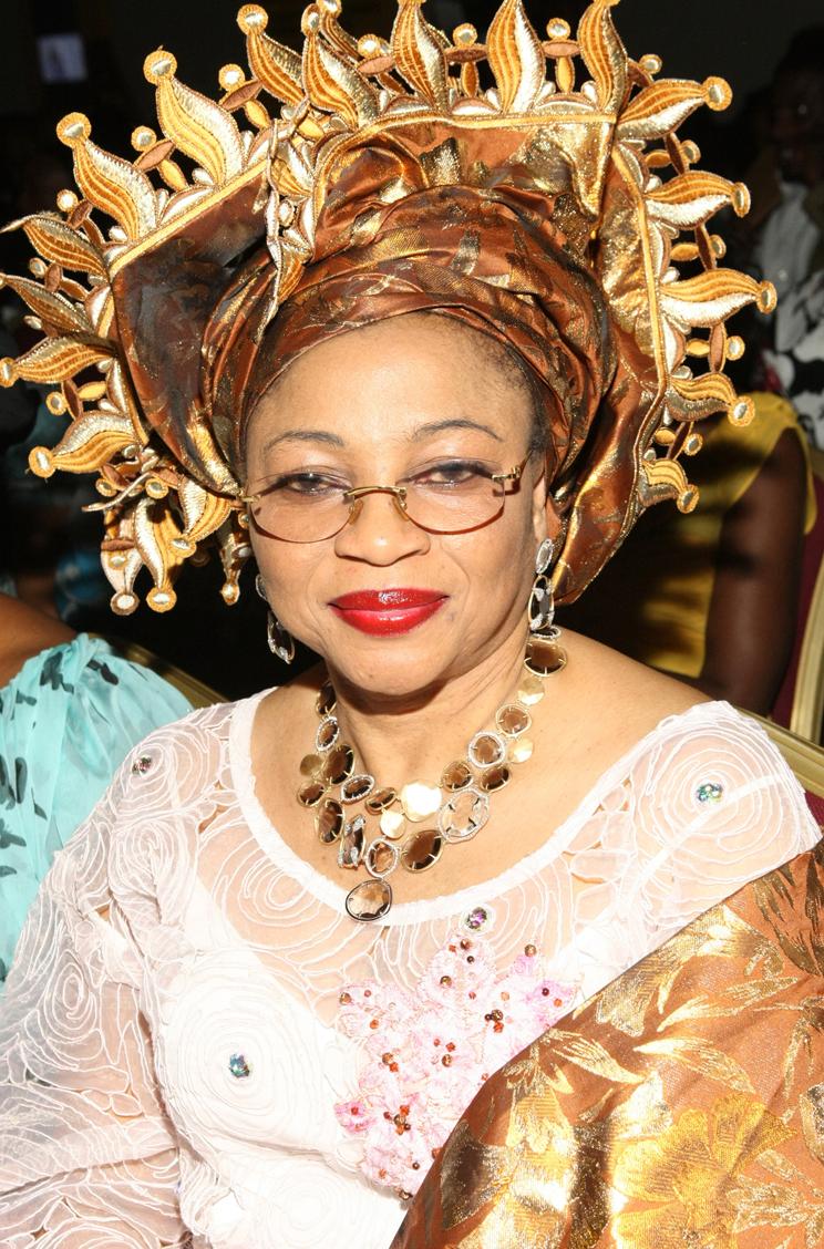 Folorunsho Alakija niwe mugore w'umwiraburakazi kandi w'umunyafurikakazi ukize mu biraburakazi bose na miliyari 2,5 z'amadolari ya Amerika