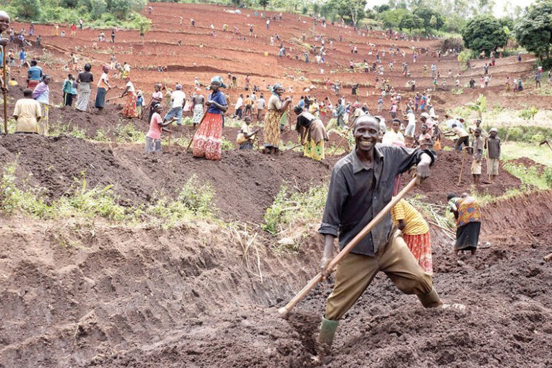 Bamwe mu bakozi b'umwe mu mishinga ya Fonerwa yari igamije kubungabuga umugezi w'Akanyaru mu 2014