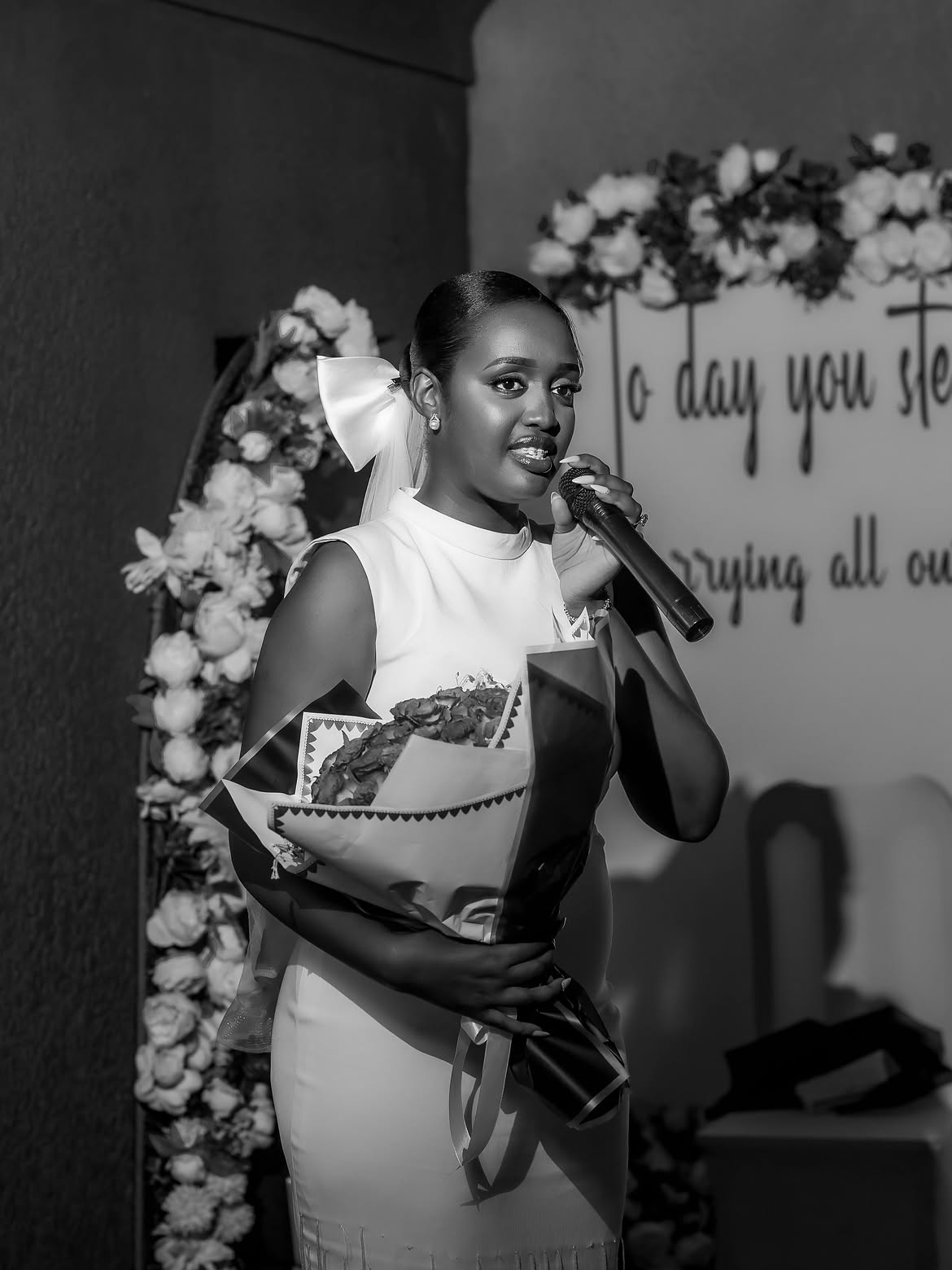 Ishimwe yahawe impano zirimo n'iy'ururabo mu gihe ari gusezerwaho na bagenzi be