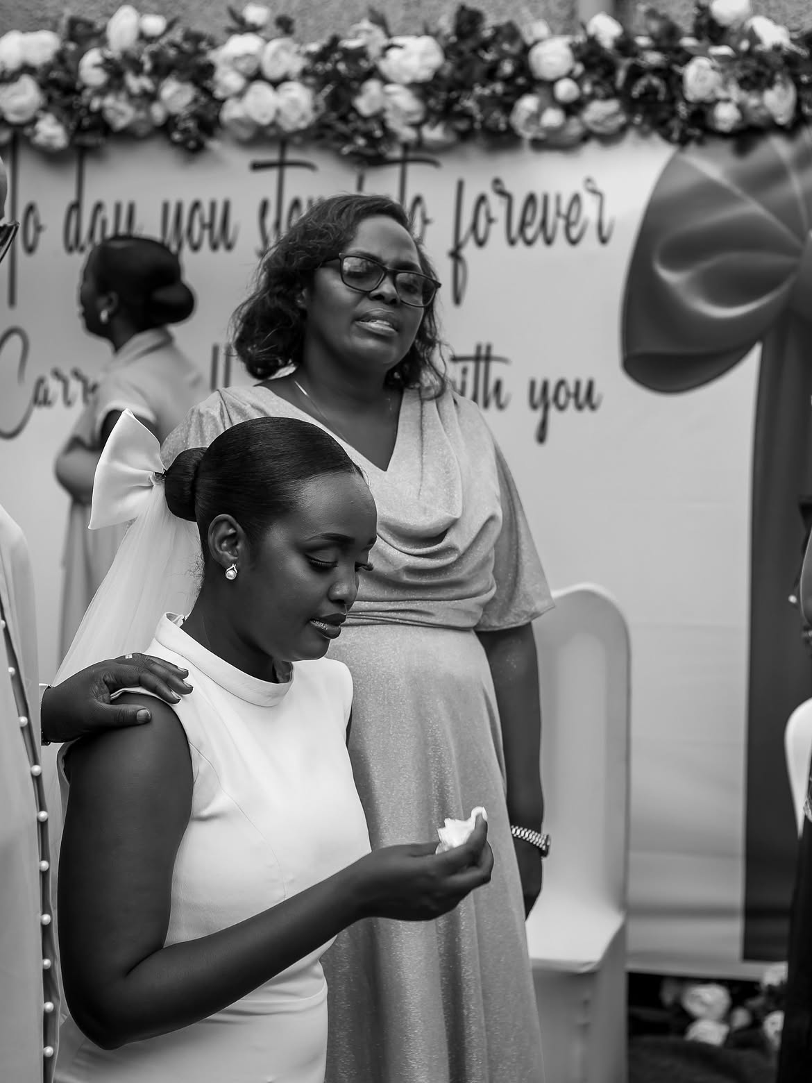 Ishimwe Adelaide ashyigikiwe n'umubyeyi we mu gihe yitegura kurushinga