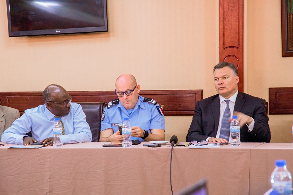 Ambasaderi w'u BUfaransa mu Rwanda, Antoine Anfré (iburyo), ubwo yari mu kiganiro n'abanyamakuru ba 'Pax Press' ku wa 17 Ugushyingo 2023