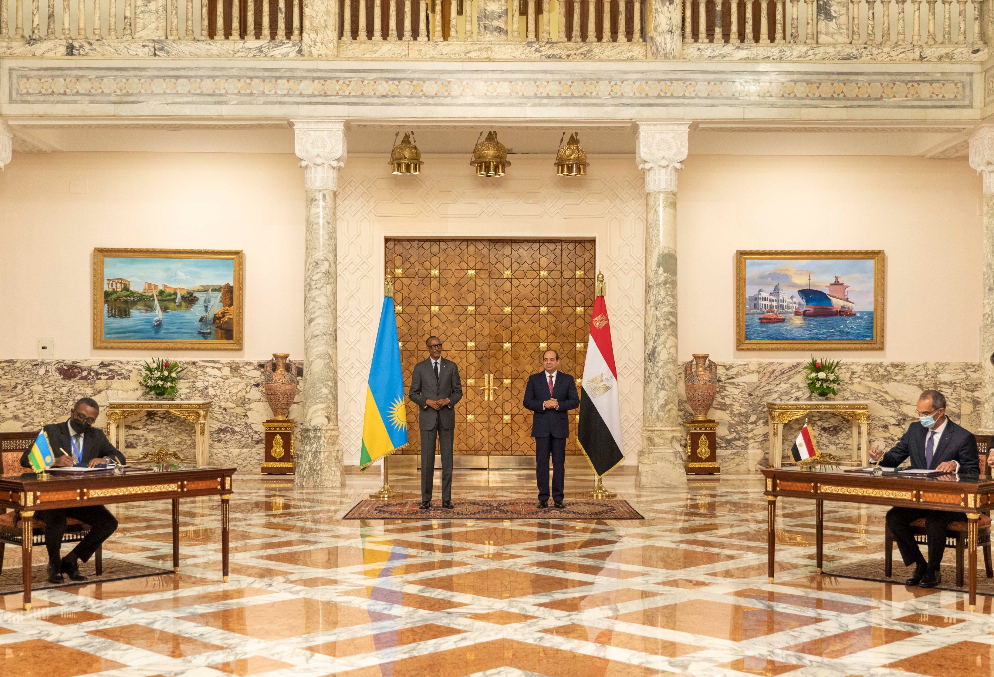 Perezida Kagame na mugenzi we wa Misiri, Abdel Fattah Al-Sisi bayoboye umuhango wo gushyira umukono ku masezerano mashya y'ubutwererane hagati y'ibihugu byombi