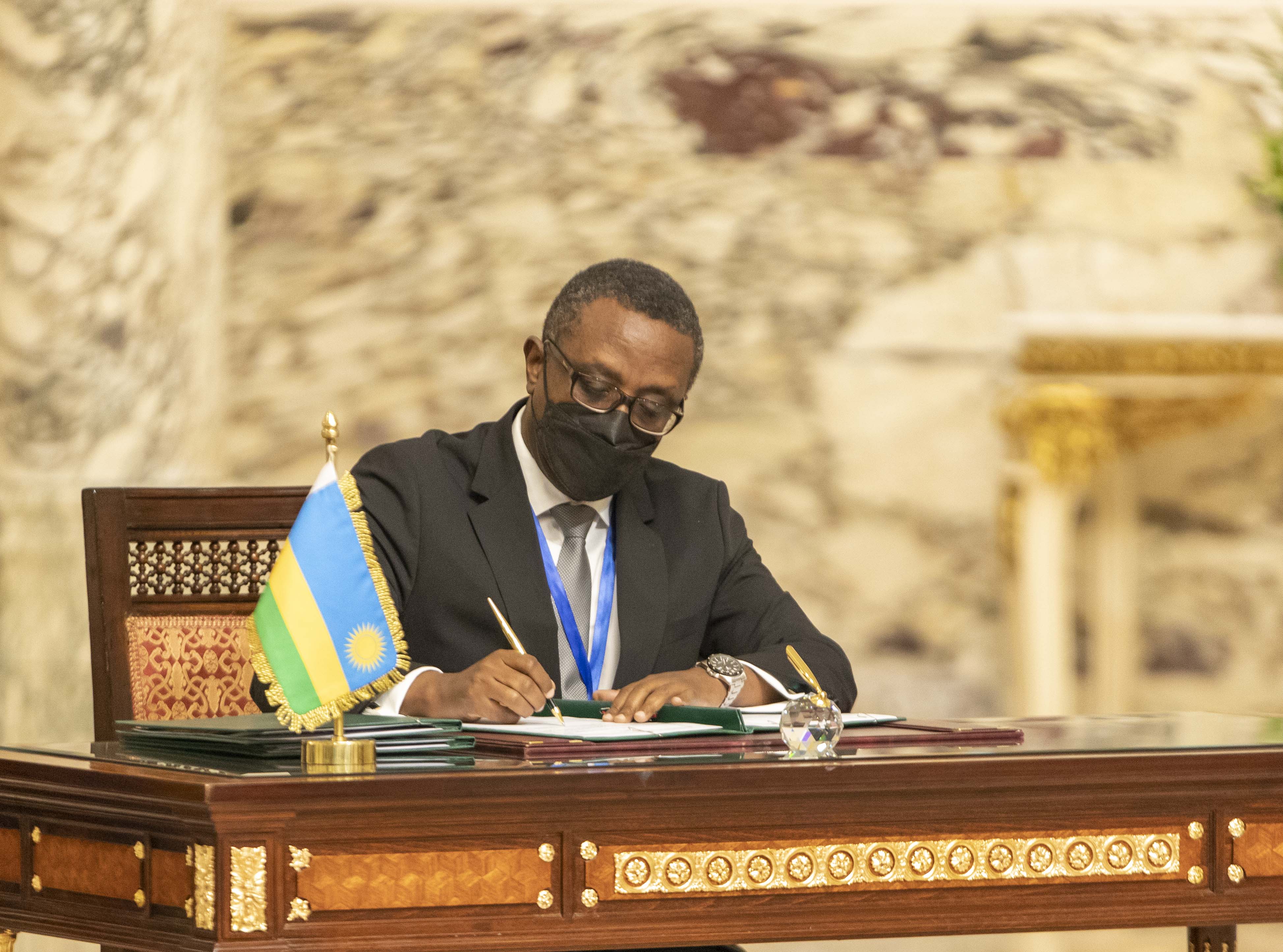 Minisitiri Biruta ashyira umukono kuri aya masezerano