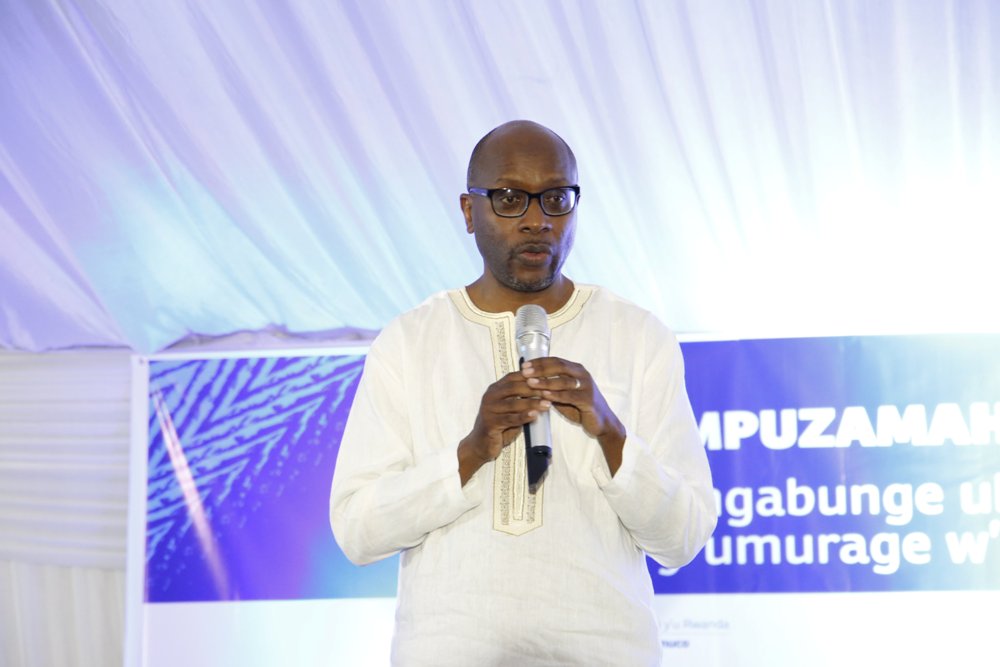 Intebe y’Inteko y’Umuco, Masozera Robert, yavuze ko biyemeje gushyira imbaraga mu iterambere ry’ubusizi nyarwanda mu rwego rwo kubungabunga Ikinyarwanda