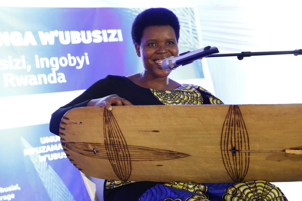 Umusizi Nzayisenga Sophia akora mu nganzo yifashishije inanga