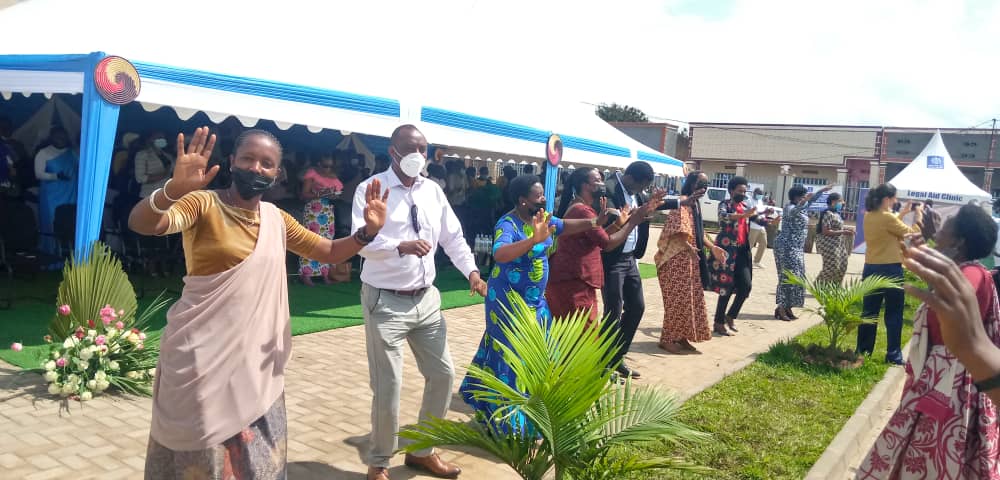 Abayobozi bifatanyije n'abaturage mu gucinya akadiho