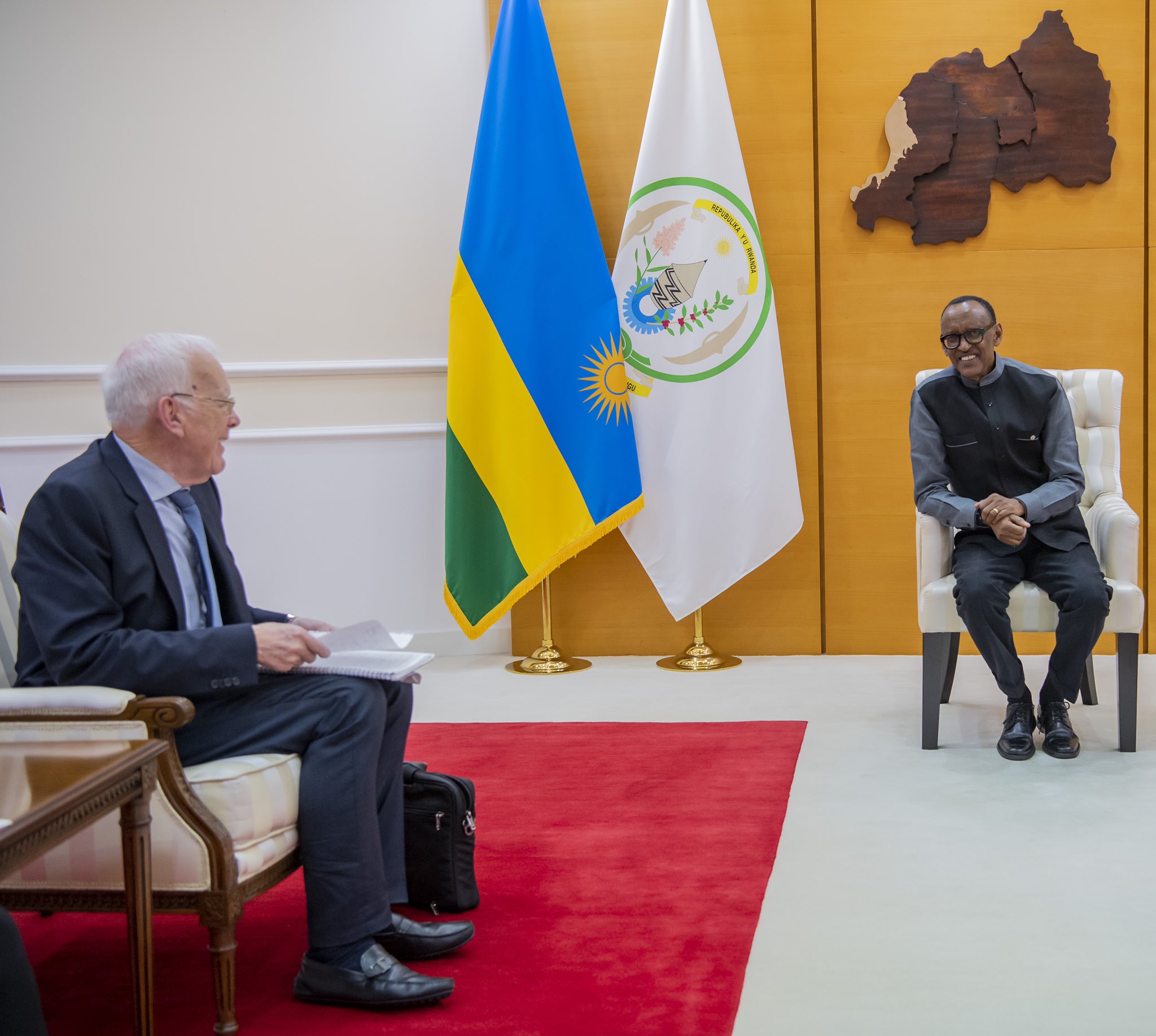 Perezida Kagame yakiriye Sir Ian Wood, umushoramari mu bijyanye n’inganda z’icyayi akaba Umuyobozi w’Umuryango The Wood Foundation