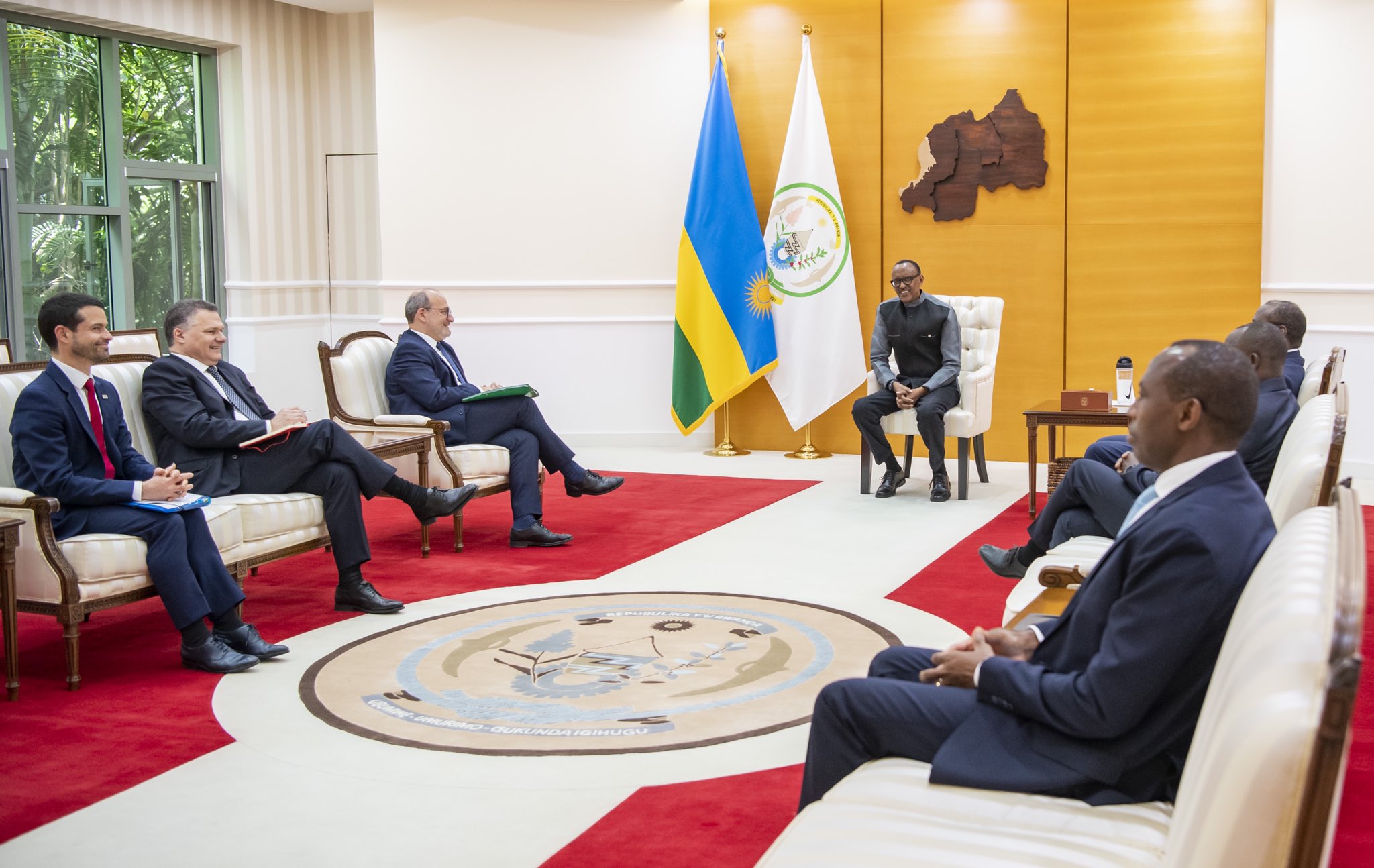 Perezida Paul Kagame ubwo yakiraga mu biro bye Umuyobozi Mukuru w’Ikigega cy’Abafaransa cy’Iterambere (Groupe AFD), Rémy Rioux
