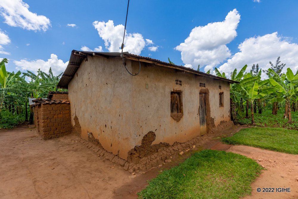 Uruganda rwa Kinazi ruzafasha Musabende Epiphania gusana iyi nzu ye yamaze kwangirika.