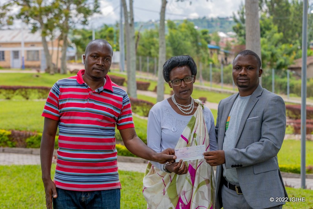 Musabende Epiphania yashyikirijwe amafaranga azamufasha gusana inzu ye.