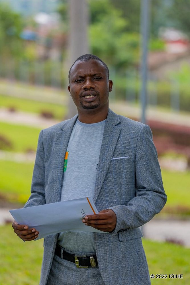 Umuyobozi Mukuru wa Kinazi Cassava Plant Ltd, Bizimana Jerome, yavuze ko bakoze urugendo rwo kwibuka mu kwigisha abakiri bato kwirinda amacakubiri no kuba hafi abarokotse.