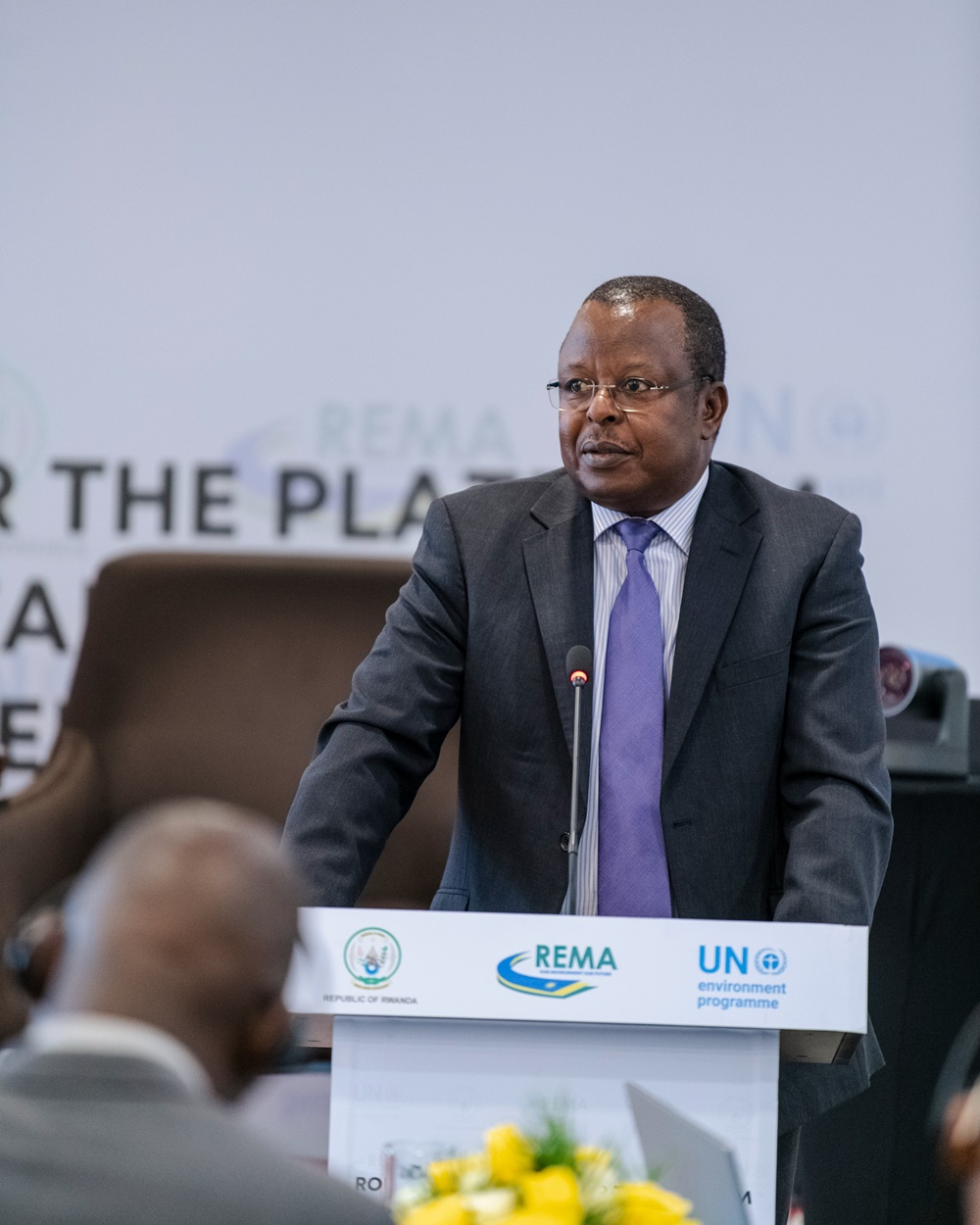 Umuyobozi w’Ibiro bya Afurika mu ishami rya Loni rishinzwe ibidukikije (UNEP), Frank Turyatunga, yavuze ko gukemura ibibazo by’imihindagurikire y’ibihe, ikendera ry’urusobe rw’ibinyabuzima n’imicungire y’imyanda bisaba ubufatanye
