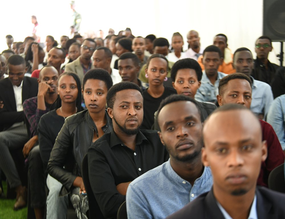 Hagaragajwe ko guceceka k'urubyiruko imbere y'abaharabika u Rwanda, bituma ukuri kwarwo kutamenyekana