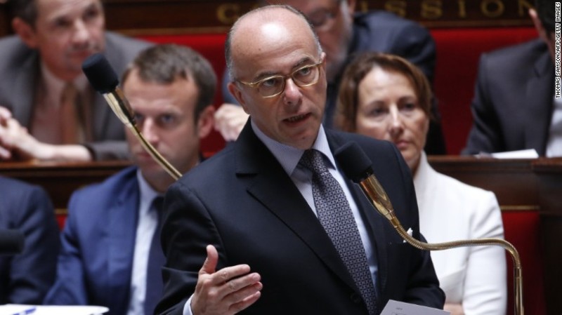 Uwari Minisitiri w’Umutekano, Bernard Cazeneuve niwe wahise asimbura Manuel Valls