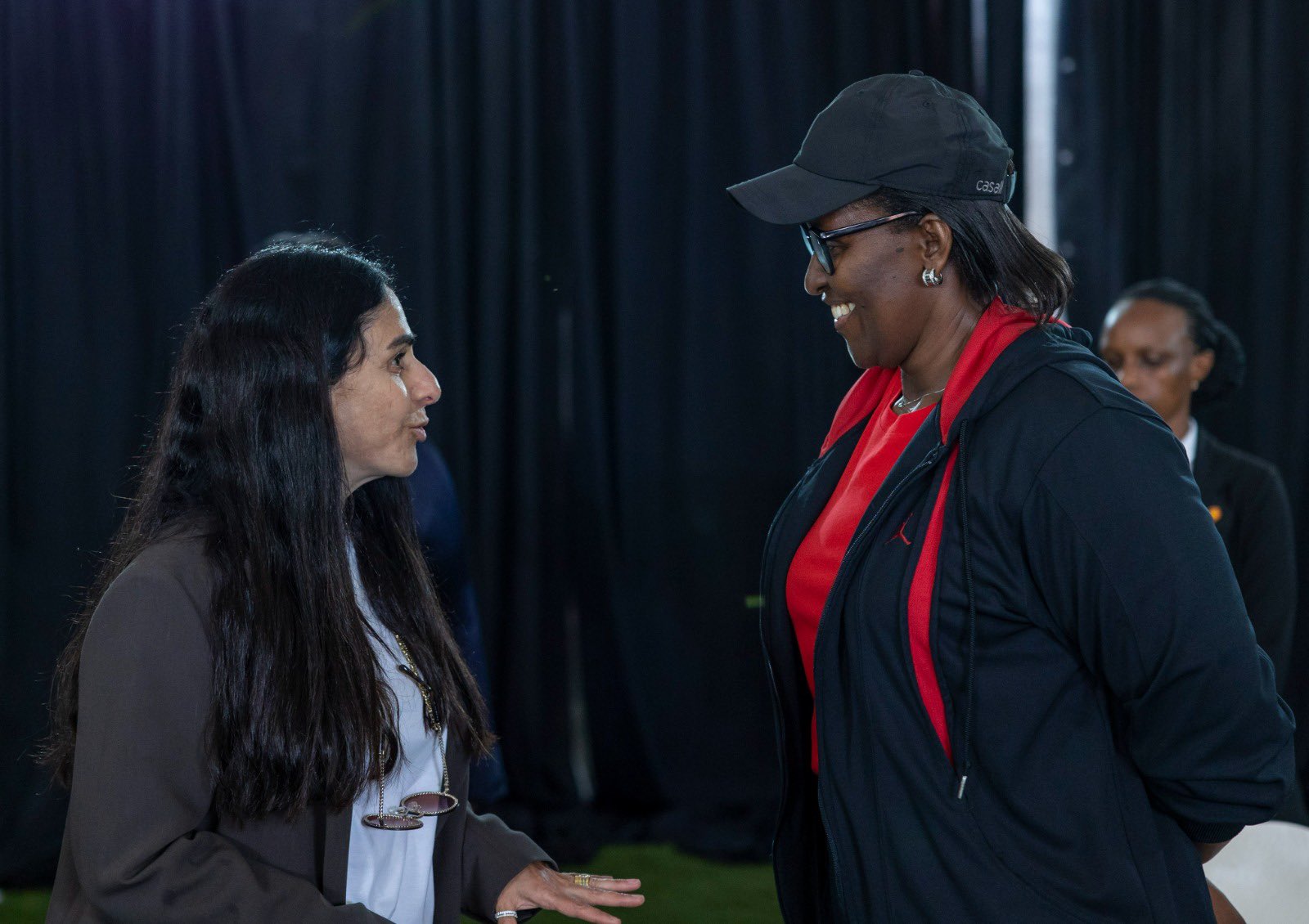 Madamu Jeannette Kagame aganira na Leena Infantino, umugore wa Gianni Infantino uyobora FIFA