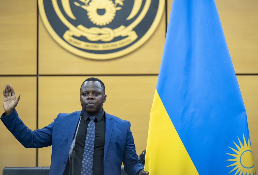 Perezida Kagame yakiriye indahiro ya Dr Utumatwishima uherutse kugirwa Minisitiri w'Urubyiruko, amwibutsa ko ‘ari mu nshingano ziremereye’ zo kwita ku rubyiruko