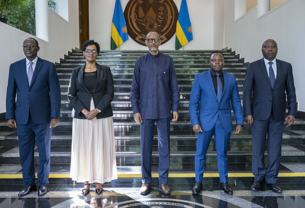 Perezida Kagame yafashe ifoto y'urwibutso ari kumwe n'abayobozi batandukanye. Uhereye ibumoso ni Perezida w’Urukiko rw’Ikirenga, Dr Faustin Ntezilyayo; Perezida w'Inteko Ishinga Amategeko, Umutwe w'Abadepite, Mukabalisa Donatille; Minisitiri w’Urubyiruko, Dr Jean Nepo Abdallah Utumatwishima na Minisitiri w'Intebe, Dr Ngirente Edouard