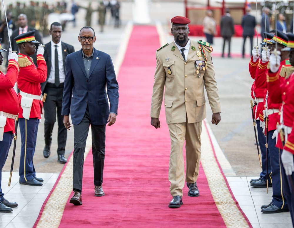 Perezida Paul Kagame watangiye uruzinduko rw'akazi muri Guinée yakiriwe na Colonel Mamadi Doumbouya