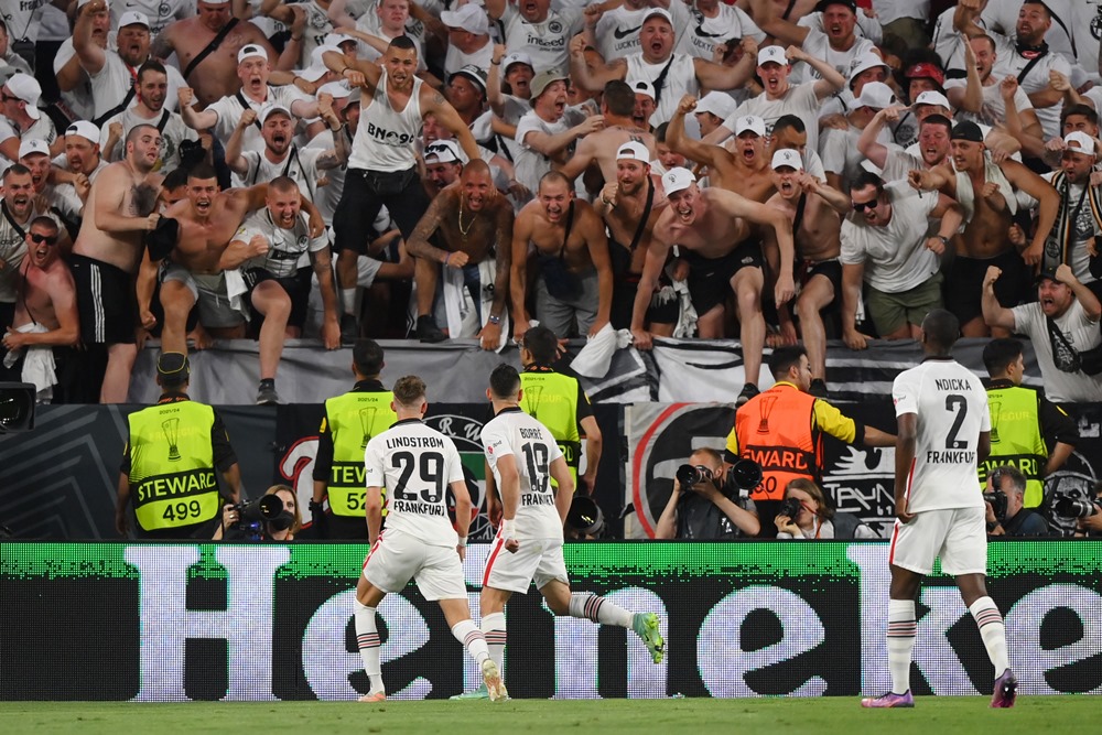 Abafana ba Frankfurt batangiye kwereka Isi ya ruhago ko nabo bahiga aba Borussia Dortmund